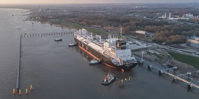 Im März 2024 legte die "Energos Force" erstmals im Stader Energiehafen an. Jetzt wird das LNG-Spezialschiff in rund zwei Wochen zurückerwartet | Foto: DET