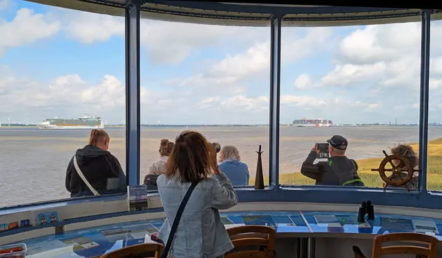 Auch der Baljer Leuchtturm ist ein toller Hotspot, um Schiffe zu beobachten. Der Leuchtturm schließt aber in Kürze für Besucher und macht Winterpause | Foto: jd