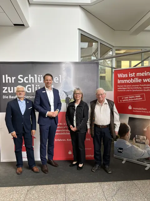 Wollen die Zusammenarbeit intensivieren (v.li.): Roger Grewe, Sparkassen-Vorstand Frederik Schröder, Hannelore Buls und Hans Wille 

  | Foto: Sparkasse Harburg-Buxtehude