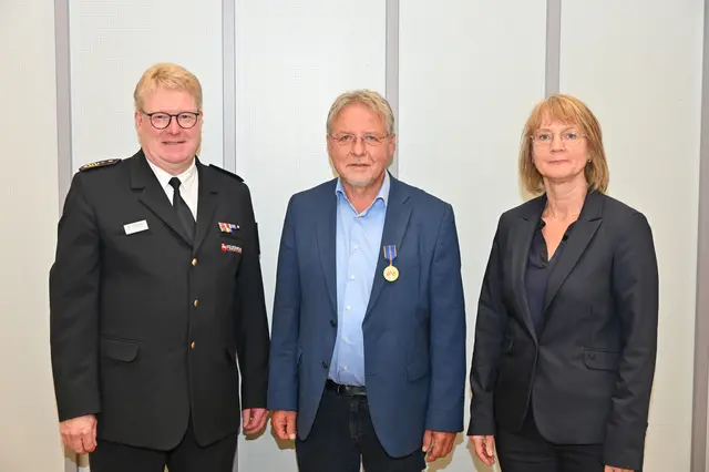 Kreisverbandsvorsitzender Jörn Petersen (li.) mit dem Ausgezeichneten Wolfgang Krause und Kreisrätin Annerose Tiedt | Foto: Mathias Wille