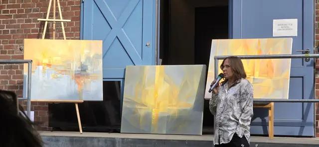 Künstlerin Julia Kotenko erläutert ihre Kunstwerke | Foto: Verdieck Stiftung