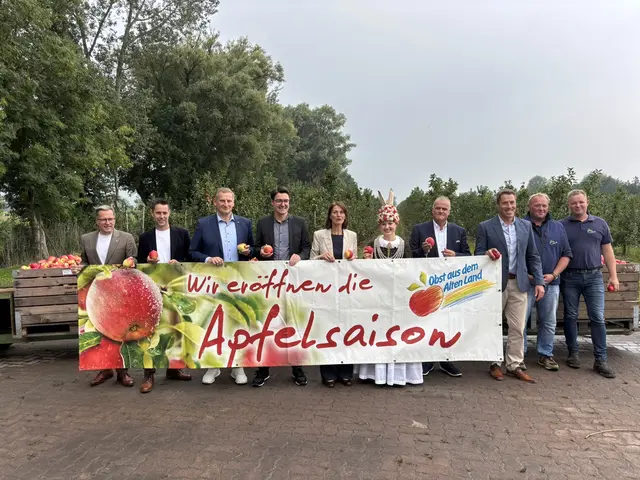 Kai Seefried (Landrat Landkreis Stade, v. li.), Karsten Palm (Vorsitzender des 
Obstbauversuchsring des Alten Landes e.V.), Claus Seebeck (CDU-Landtagsabgeordneter), 
Christoph Frauenpreiß (CDU-Bundestagsabgeordneter), Miriam Staudte (Niedersächsische 
Ministerin für Ernährung, Landwirtschaft und Verbraucherschutz, Bündnis 90/Die Grünen), 
Anna Faby (Altländer Blütenkönigin), Claus Schliecker (Vorsitzender der Fachgruppe 
Obstbau im Landvolk Niedersachsen und Vorsitzender der Bundesfachgruppe Obstbau), 
Simon Ecks (Stellv. Vorsitzender der Fachgruppe Obstbau im Landvolk Niedersachsen), 
Stephan und Nils Eckhoff (Obsthof Eckhoff Lüdingworth)
 | Foto: Fachgruppe Obstbau im Landvolk Niedersachsen