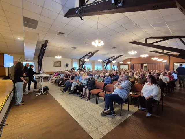 Rund 200 Besucher füllten die Schützenhalle | Foto: pöp