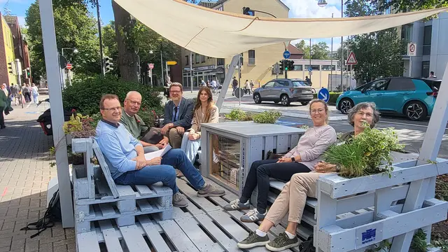 Die neue Sitzinsel gegenüber dem Stadthaus mit Büchertausch-Schrank. Platz genommen haben (v. li.) Hartmut Greiff, Bernd Hnke (beide Buxtehude im Wandel), Prof. Karsten Ley und Studentin Nina Garbers (beide hs21) sowie Andrea Gülstorf und Dr. Barbara Ruser (Buxtehude im Wandel)