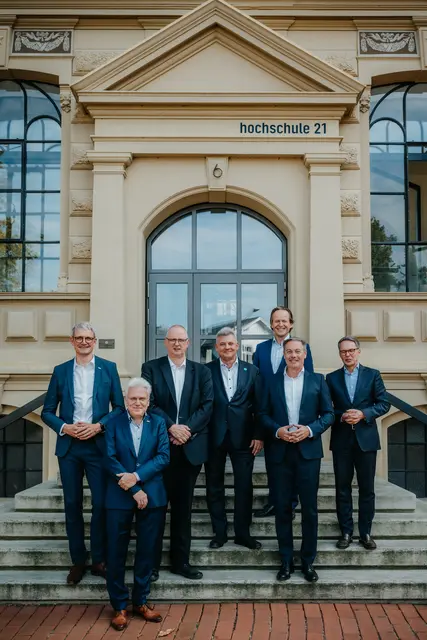 Dipl.-Ing. Sönke Pickenpack, (Bauindustrieverband Niedersachsen-Bremen) (v.li.), Dr. Ingo Hadrych (hoch�schule 21), Dr. Olaf Joachim (Staatssekretär des Bundesministeriums für Wohnen, Stadtentwicklung und 
Bauwesen), Dr. Olaf Drude (WK Consult), Marcus Hübner (hochschule 21), Prof. Dr. Thomas Beyerle (HBC 
Hochschule Biberach an der Riss), Dr. Olaf Krüger (Süderelbe AG | Foto: Gina Kühn – Vertelln