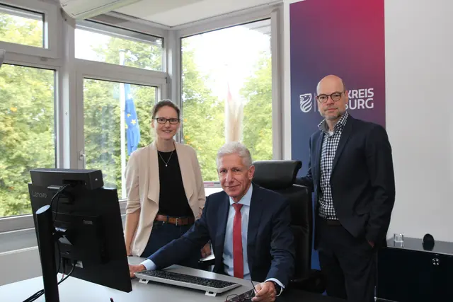 Startschuss für Intellex: Landrat Rainer Rempe (Mitte), Jan Gottschalk (Vorstand ITK Harburg) und ITK-Projektleiterin Ute Wilken freuen sich über die Einführung der neuen KI-Assistenzplattform in der Kreisverwaltung. | Foto: Landkreis Harburg