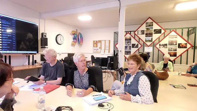 Referentin Silke Pieper (Mitte) setzt sich zu den einzelnen Teilnehmern und geht auf individuelle Fragen ein