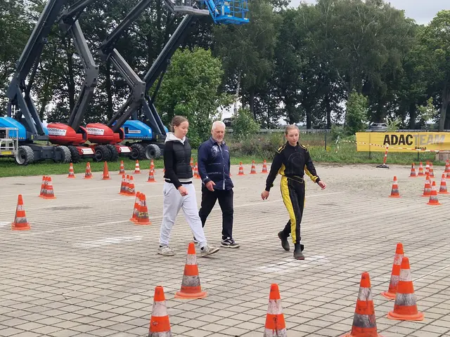 Trainer Frank Westedt läuft mit Ciara Rühle (re) und Franziska Krause (li) den Parcours ab | Foto: AC Buchholzer Heidering e.V.