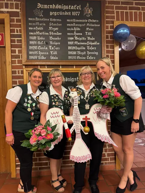 Nadine Harmann (v. li., stellvertretende Damenleiterin), Königin der Königinnen Bettina Martens, Damenkönigin Bianca Schönemann und Annabelle Weiß-Indorf (Damenleiterin) | Foto: Schützenverein Heidenau