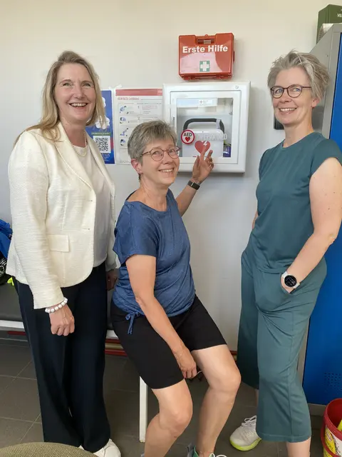 Mit dem neuen Defibrillator (v. li.): Silke Heitmann (Sparkasse Harburg-Buxtehude), TSV-Vorsitzende Dagmar Luhmann und zweite Vorsitzende Alexandra Radke | Foto: TSV Winsen