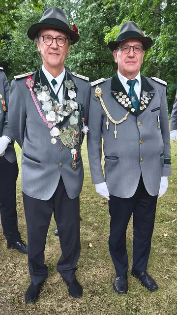 Von links: Pillkaller König Hans-Peter Westermann und Vorsteher der Pillkaller Schützengilde im SK Winsen Thomas Westermann | Foto: SK Winsen