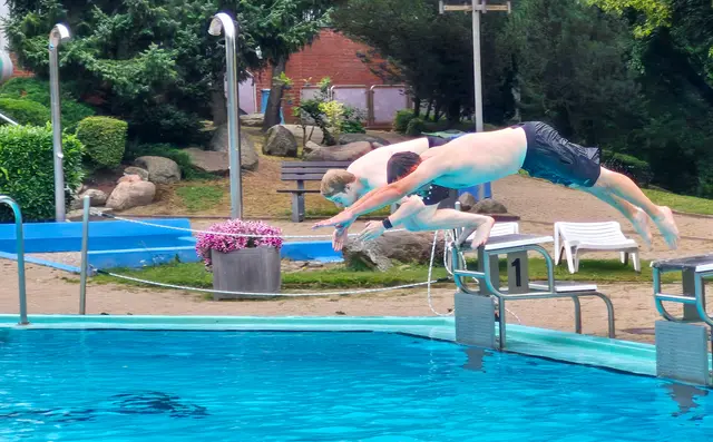 Bis zum 13. September kann noch unter freiem Himmel ins Wasser gesprungen werden | Foto: Gemeinde Seevetal