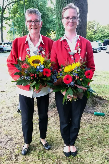 Von links: Adjutantin Gabi Hartzmann und Damenkönigin Jenny Krefft | Foto: SK Winsen