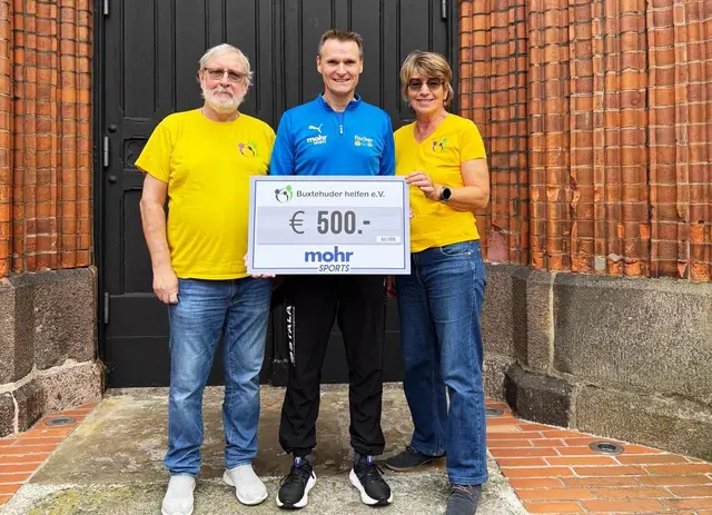 Udo Feindt (Mitte), Teamchef des Fischer-Mohr-Laufteams,überreicht den Scheck an Joachim Kaatz und Karen Erichsen von Buxtehuder helfen | Foto: Fischer-Mohr-Team 