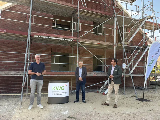 Egestorfs Bürgermeister Christian Sauer (v. li.) bei seiner Ansprache zusammen mit Samtgemeindebürgermeister Olaf Muus und KWG-Geschäftsführer Daniel Robionek | Foto: hg