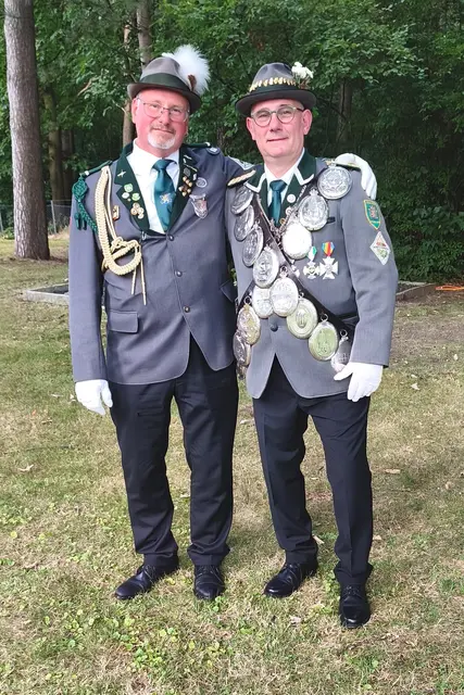 Von links: Adjutant Ralf Nohr und Schützenkönig Kevin Niblett | Foto: SK Winsen