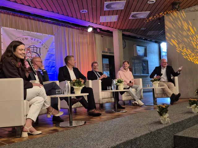 Zum Thema "Zukunft der Schule": Auf dem Podium diskutierten Ann-Marie Lakämper (v. li.), Stefan Erdner, Andreas Sommer, Volker Schmidt, Luk Boving und Dr. Marc Freitag | Foto: pöp