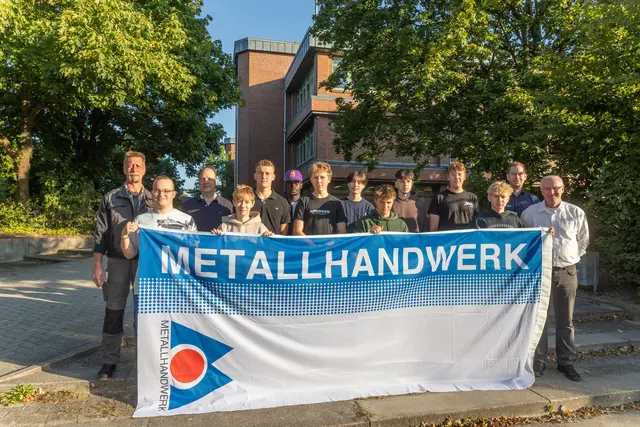 Innungsobermeister Olaf von Appen (von links), Lehrlingswart Jan Lukas Stuhtmann begrüßten die neuen Auszubilden zusammen mit dem ehemaligen Lehrlingswart Stephan Harms (links). | Foto: ks