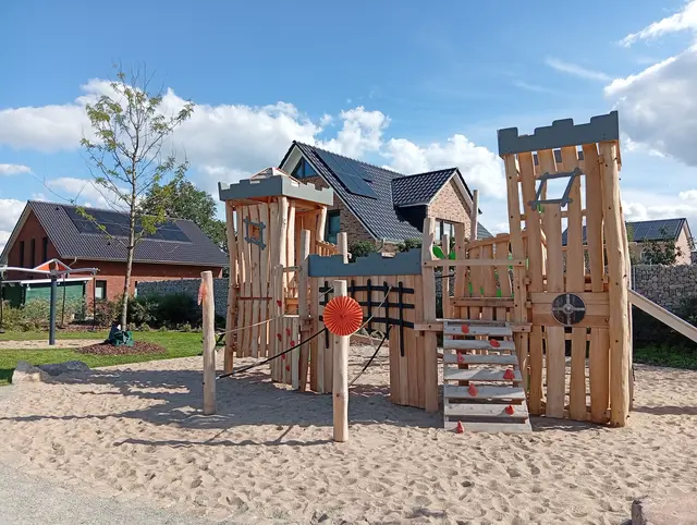 Die Hauptattraktion des neuen Spielplatzes im Neubaugebiet Kleiner Brümmelkamp ist die große Burgspielanlage | Foto: Stadt Winsen