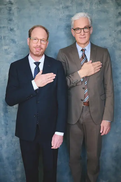 Walter Sittler (re.) und Johann von Bülow lesen zu Ehren von Roger Willemsen und Dieter Hildebrandt aus der Weltgeschichte der Lüge im Stadeum | Foto: Steffi Henn