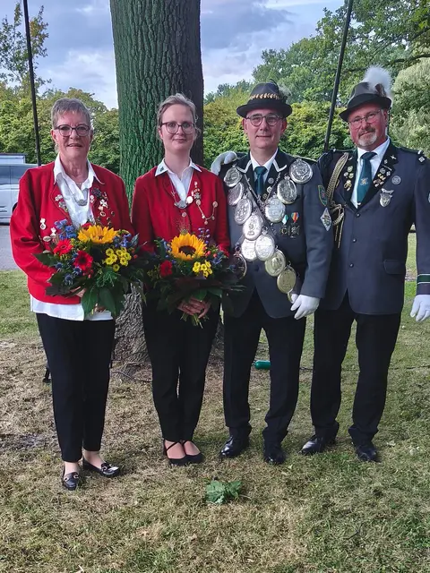 Von links: Adjutantin Gabi Hartzmann, Damenkönigin Jenny Krefft, Schützenkönig Kevin Niblett, Adjutant Ralf Nohr | Foto: SK Winsen