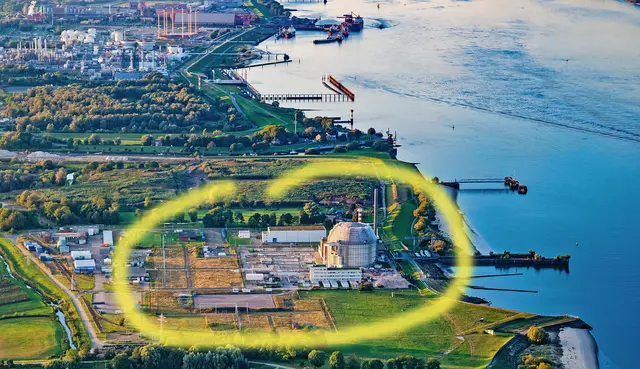 Das Gelände des ehemaligen AKW Stade soll als Fläche für die Proxima-Ansiedlung im Gespräch gewesen sein. Im Hintergrund befindet sich der Stader Seehafen. Das Luftbild zeigt die Situation im Herbst 2025 | Foto: Martin Elsen/nord-luftbilder.de