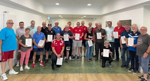 Premiere in der NFV-Akadmie: 17 Männer und drei Frauen erhalten erstes Walking Football-Zertifikat - dazu gehört auch Rieko Kaufmann (Fünfter v.re.) vom MTV Luhdorf-Roydorf | Foto: NFV