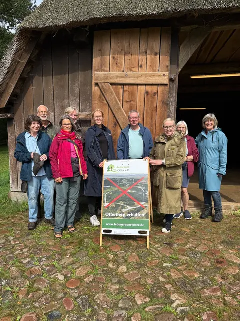 Die Teilnehmer des Spazierganges vor dem historischen Schafstall Riepshof | Foto: Kerstin Horstmann