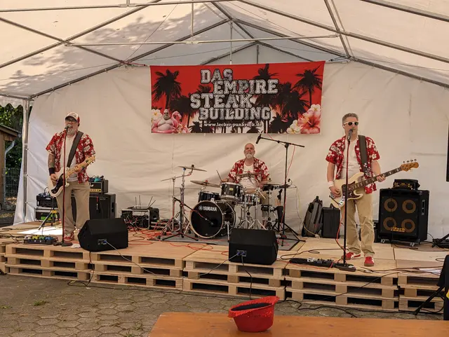 In Sangenstedt sorgte die Fun-Punk-Kombo "Empire Steak Building" für gute Stimmung und schnelle Rhytmen | Foto: Jan Filter