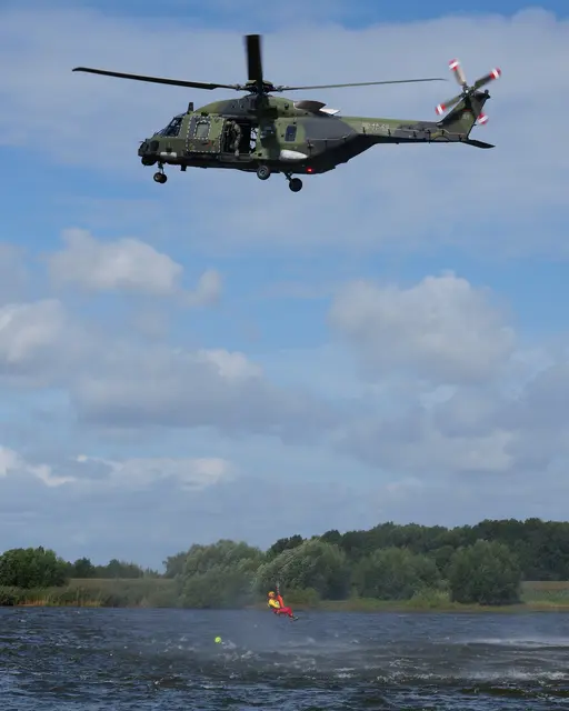 Bundeswehr und DLRG verfolgen den Rettungstest | Foto: Thomas Prielipp