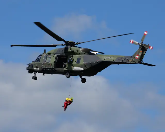 Zwei DLRG-Retter am Windenseil des NH90 | Foto: Thomas Prielipp