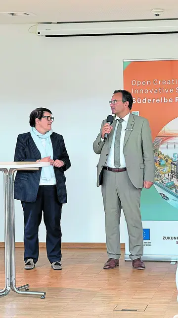 Ministerin Melanie Walter und der Erste Kreisrat Thorsten Heinze weisen darauf hin, wie wichtig es ist, junge Menschen für technische Berufe zu begeistern | Foto: Florian Viebrock