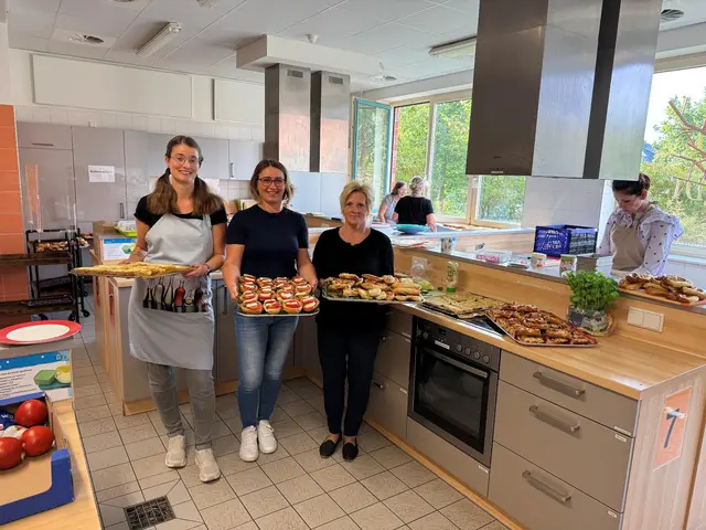 Brötcheneltern (v. l.): u.a. Fr. Garbers, Fr. Geter, Fr. Rohde | Foto: IGS Hanstedt