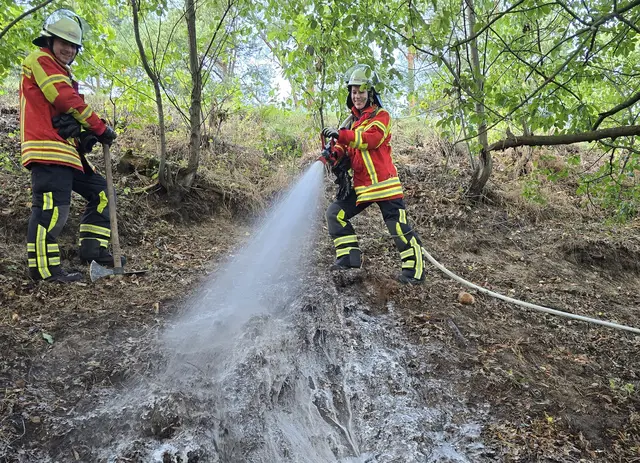 Die Feuerwehr Maschen hatte den Vegetationsbrand im Alten Postweg in Horst schnell im Griff | Foto: FF Maschen