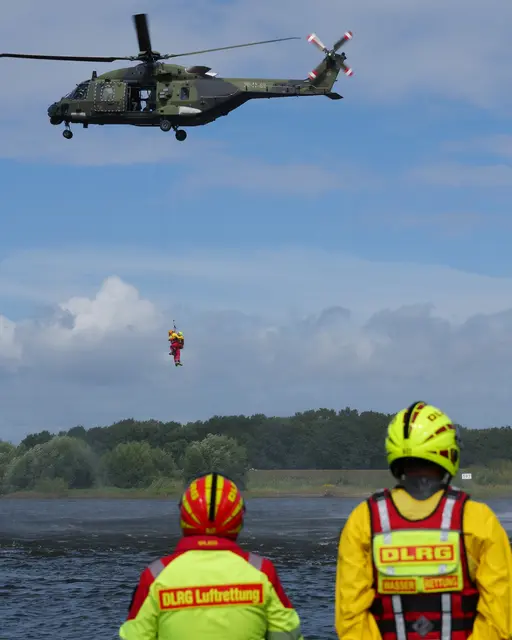 DLRG-Kräfte beobachten den Aufzug über der Elbe | Foto: Thomas Prielipp