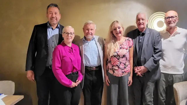 Till von Rennenkampff (v. li., Vorsitzender Töster Bürgerstiftung), Nadja Weippert (Bürgermeisterin Tostedt), Preisträger Ernst Riebandt, Tamara Boos-Wagner (1. stellvertretende Vorsitzende der Töster Bürgerstiftung), Joachim Pittelkow (ehemaliger Amtsgerichts-Direktor) und Bernd Rohde (ehemaliger Geschäftsleiter Amtsgericht Tostedt) | Foto: sh
