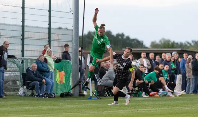 Borstels Marvin Mißfeld (links), hier gegen Elstorfs Dustin Jahn, sorgte für Unruhe in der Gästeabwehr | Foto: ks