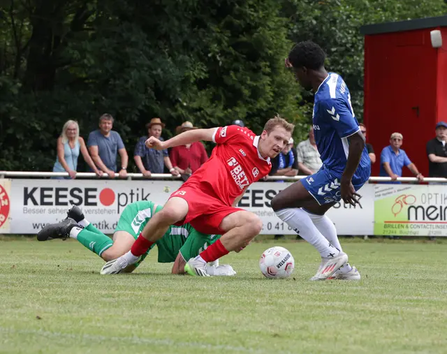 Niklas Schulz (rotes Trikot) - hier gegen Dassendorf - steuerte zwei Treffer für die Buchholzer zum 4:1-Sieg beim ETSV bei. Jetzt soll der erste Heimsieg her  | Foto: ks