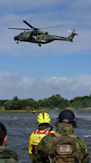 Ein Luftretter wird aus der Elbe aufgenommen | Foto: Thomas Prielipp