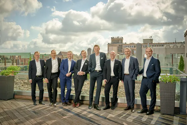 Die Vorstände der VBLH (Vorstandssprecher Ulrich Stock rechts, Manuel Harmening 3.v.r.) nehmen Gespräche mit zwei möglichen Fusionspartnern - der Volksbank Uelzen-Salzwedel eG und Bremische Volksbank Weser-Wümme eG – auf | Foto: Volkbanken