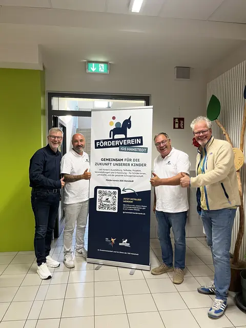 Olaf Muus, Samtgemeindebürgermeister (v. li.), Alex Thiel, 1. Vorsitzender des Fördervereins, Dirk Beining, 2. Vorsitzender sowie Dr. Andreas Bertow, Gesamtschuldirektor | Foto: Olaf Muus