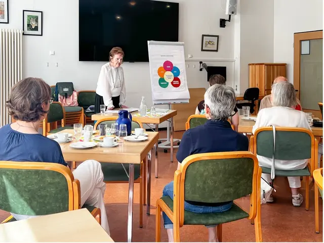 Miranda Blohn informiert über ganzheitliches Gedächtnistraining beim DRK-Klönschnack | Foto: DRK Buchholz