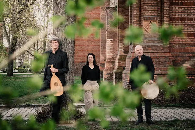 Ensemble Sprezzatura 22, Berlin: Andreas Arend &lt;(v. li.) – Lyra Polyversalis, June Telletxea – Gesang und Wolfgang Eger – Perkussion | Foto: Credits bei Chris Ruiz