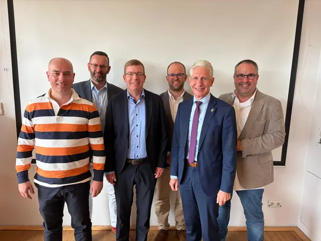 Frank Seeger von der Baugenossenschaft dhu. beechwood-Geschäftsführer und Bauherr Florian Möschter, Erster Stadtrat Dirk Hirsch, Philipp Pellio von OTTO WULFF , Landrat Rainer Rempe, und CDU-Landtagsabgeordneter Jan Bauer (v.li.) | Foto: beechwoodcamp