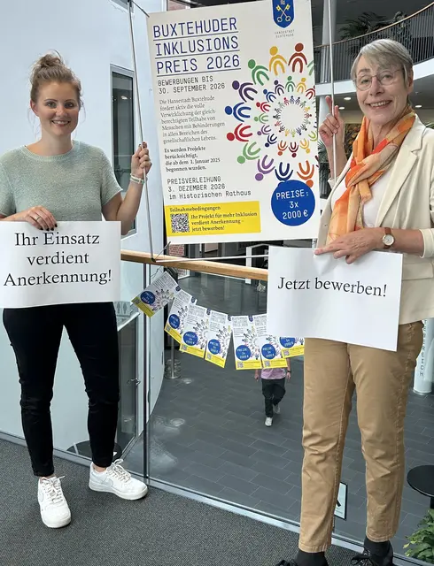 Juliana Weiß und Elisabeth Brörken (v.l.) werben für den Inklusionspreis  | Foto: Daniela Ponath / Hansestadt Buxtehude)