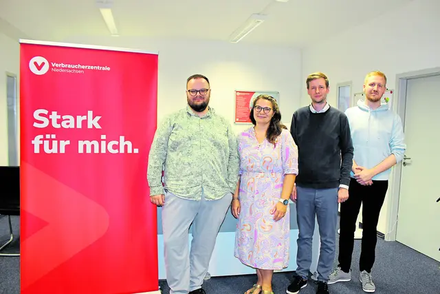 Zum Team der Verbraucherzentrale Niedersachsen in Stade gehören u.a. (v. li.): Rajner Tatz, Franziska Matthies, Florian Koppelmann und Mark Kaschner | Foto: sb