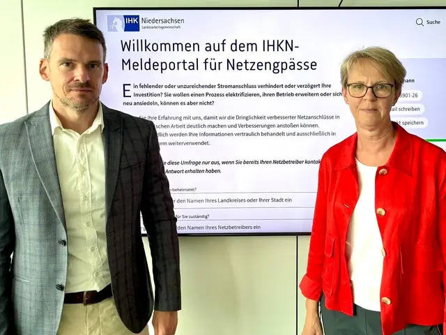 Hartmut Neumann, IHKN-Sprecher Energie, und IHKN-Hauptgeschäftsführerin Monika Scherf | Foto: IHK