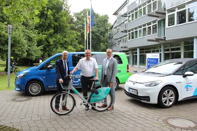 Freuen sich auf das Event um umweltfreundliche, komfortable und nachhaltige Mobilität: (von links) Landrat Rainer Rempe Winsens Erster Stadtrat Christian Riech und Stadtwerkegeschäftsführer 
Hans-Georg Preuß | Foto: Landkreis Harburg