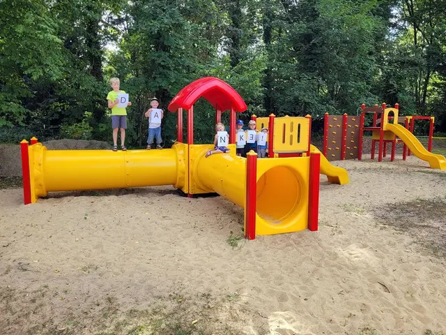 Glücklich nahmen die Drestedter Kinder das neue Spielgerät ein | Foto: Christian Fink