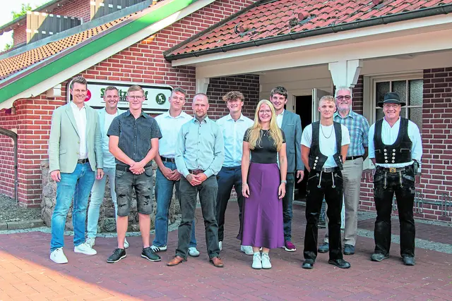 Zufriedene Gesichter bei der Freisprechung der neuen Dachdecker und Dachdeckerinnen im Kreis Stade | Foto: Kreishandwerkerschaft Stade